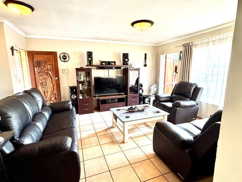 Ideal Starter Home: Space, Comfort & Opportunity Await. - Photo 8