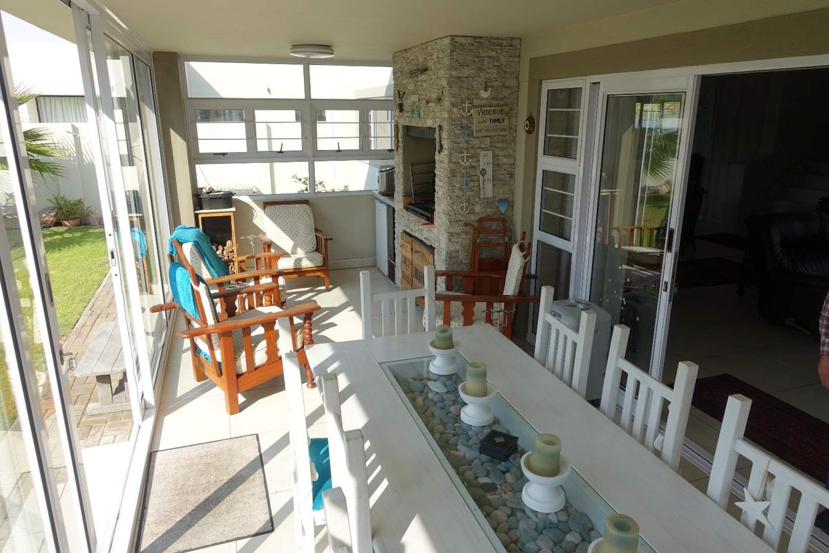 IMMACULATE MODERN DOUBLE-STORY TOWNHOUSE WITH SPACIOUS GARDEN - Photo 3