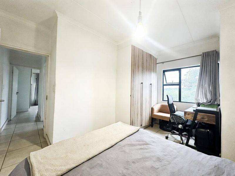 Very Well Priced 2 Bedroom On The Greenbelt For Sale In The Reid!!! - Photo 8