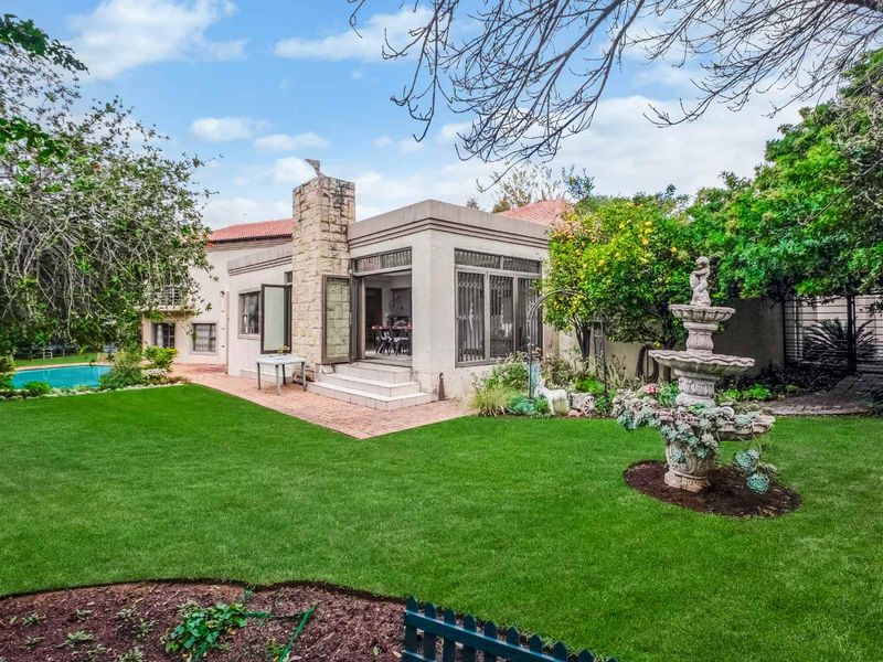 SPACIOUS ENTERTAINER FAMILY HOME IN A QUIET AND CONVENIENT BOOMED LOCATION - Photo 2