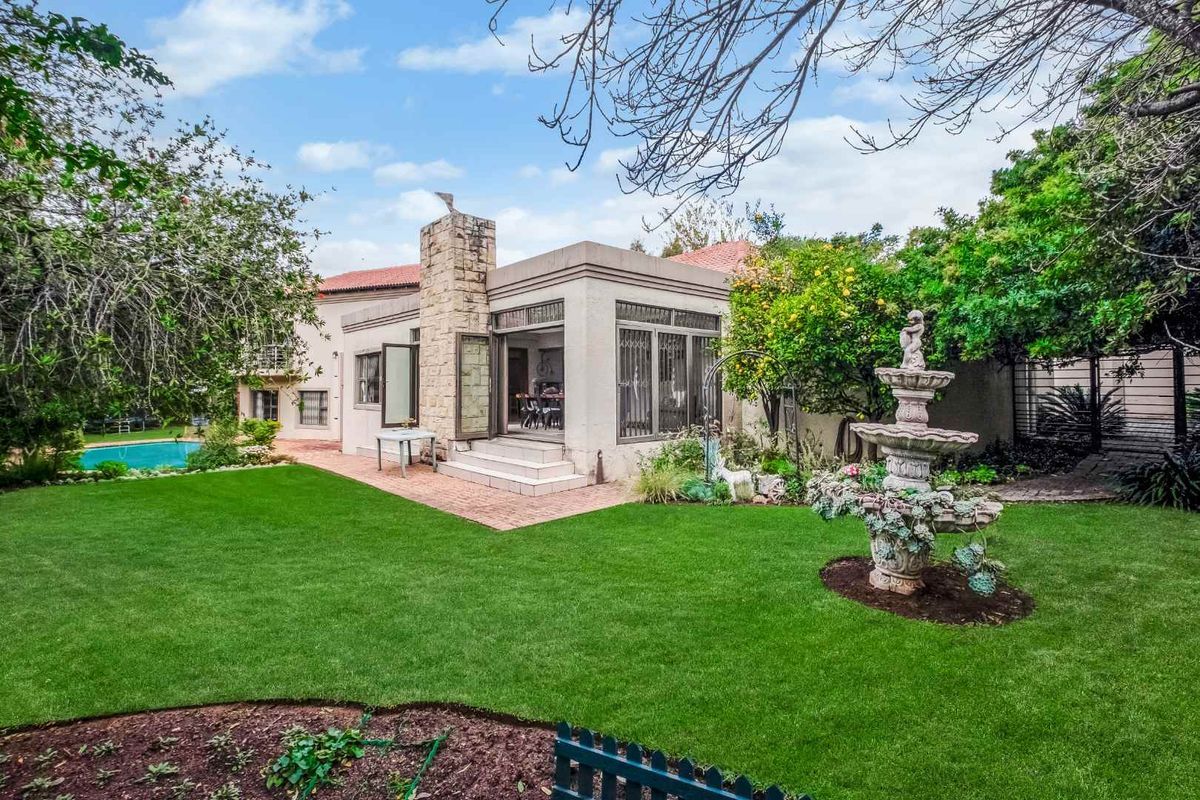 SPACIOUS ENTERTAINER FAMILY HOME IN A QUIET AND CONVENIENT BOOMED LOCATION - Photo 2