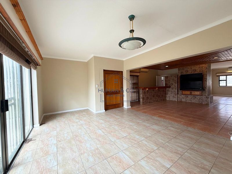 Spacious 4-Bedroom Home with 1 Bedroom Flat & Additional Flatlet – Ideal for a Large Family or Investment Opportunity - Photo 8