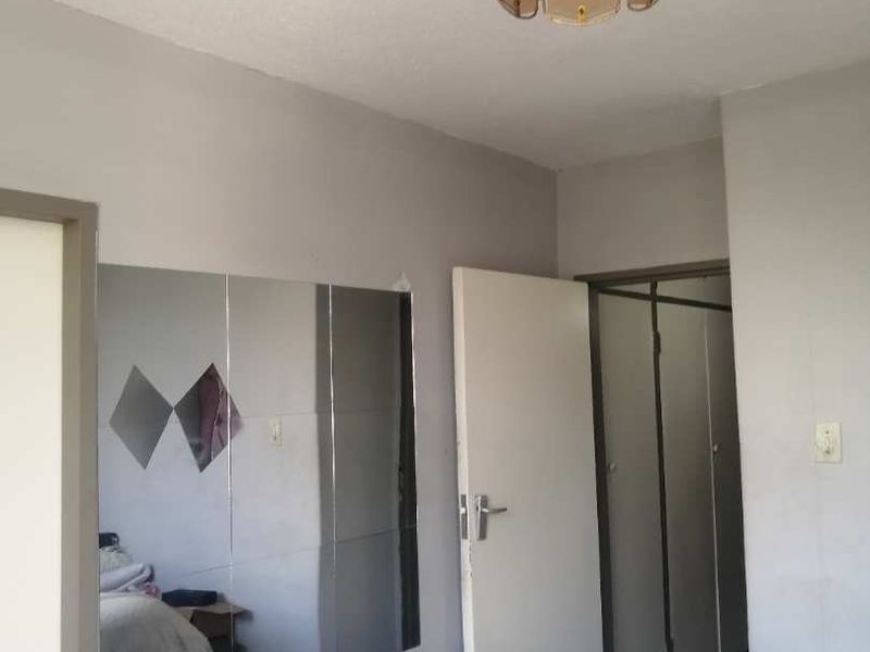 Spacious and Convenient Flat in the Heart of Sunnyside! - Photo 8