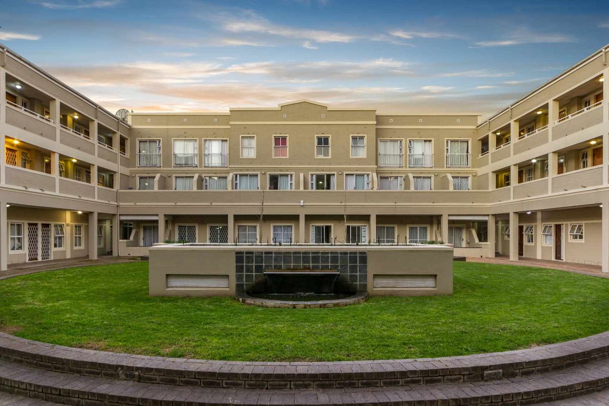 Beautifully renovated and furnished 2 Bed 1 Bath Apartment open plan living area with kitchenette - Photo 4