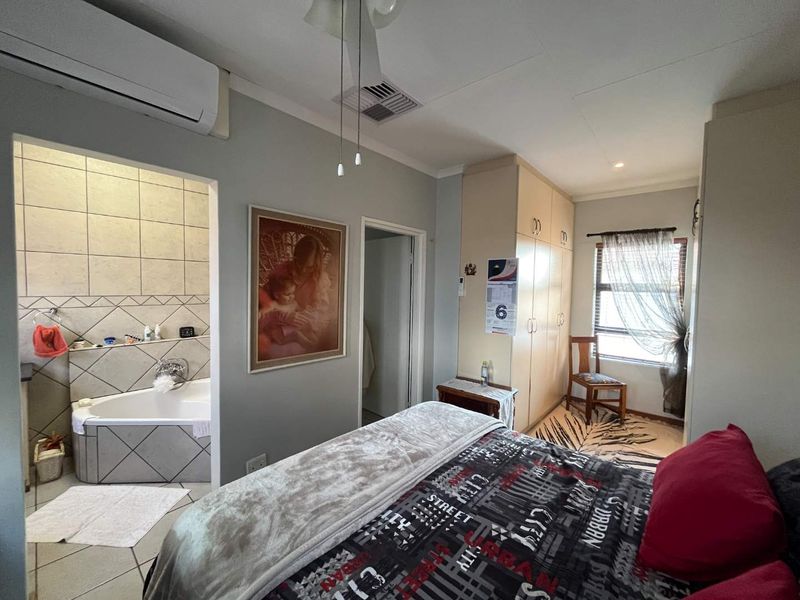 Immaculate 3-bedroom townhouse just outside Upington - Photo 5
