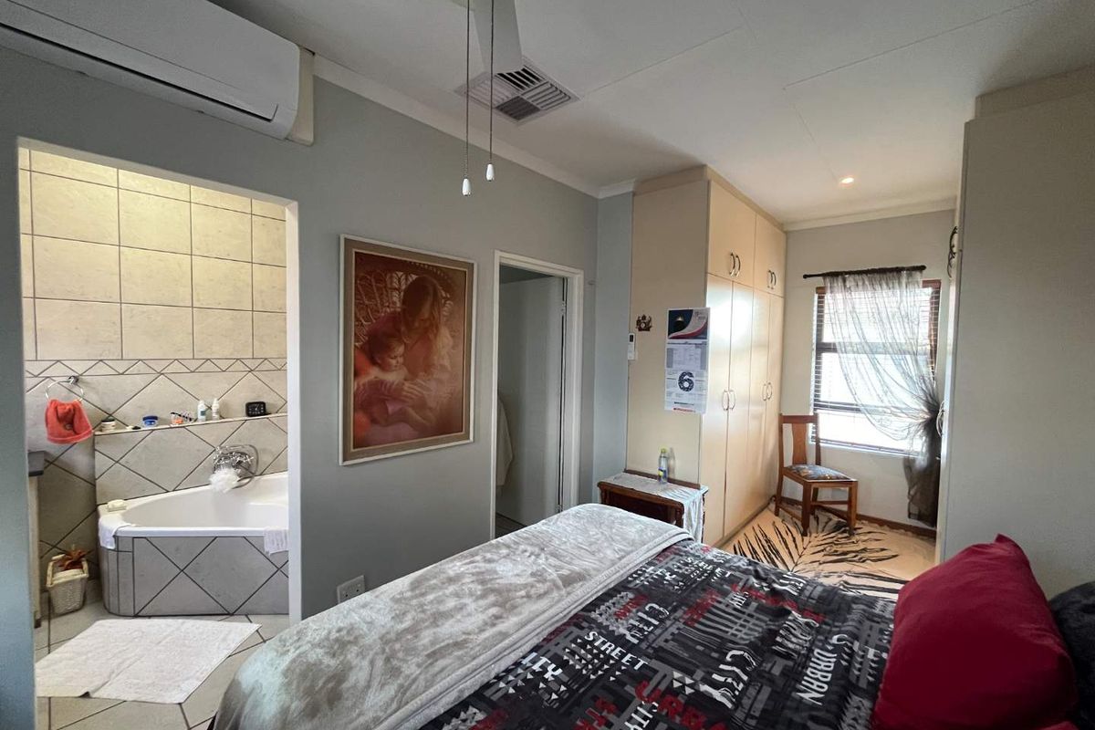 Immaculate 3-bedroom townhouse just outside Upington - Photo 5