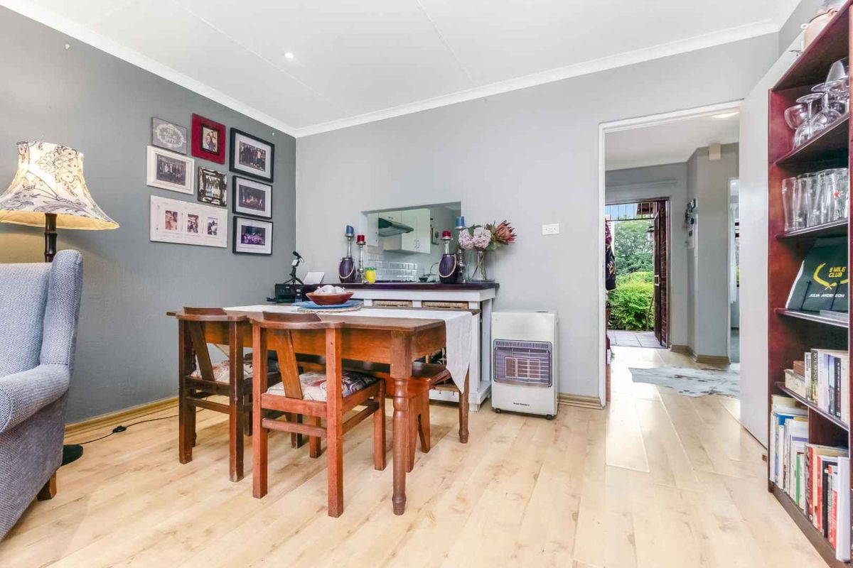 POSITION PLUS POTENTIAL – A PRIVATE LIGHT-FILLED FEEL HAPPY HOME - Photo 5