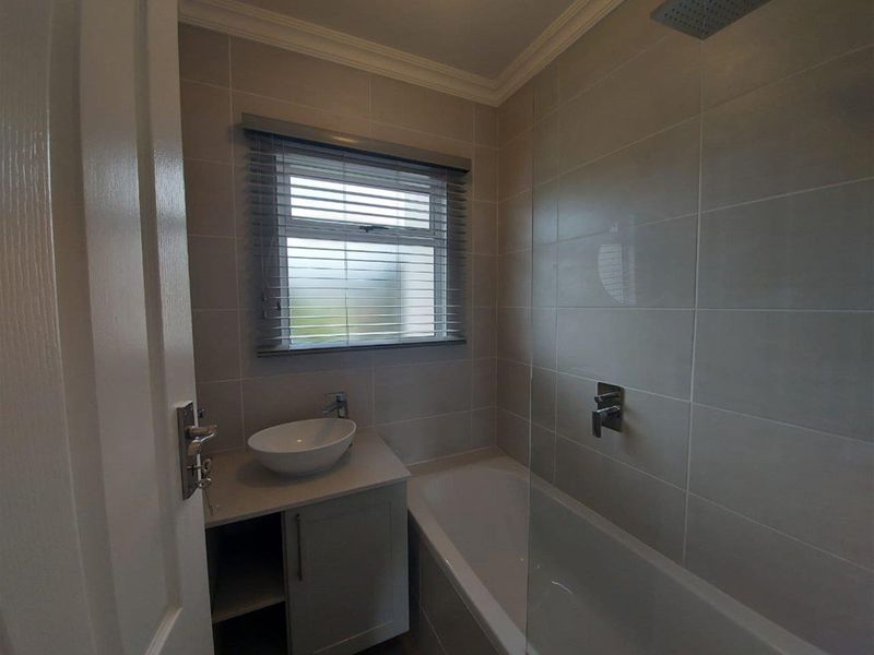 Unfurnished 2-Bedroom Apartment To Rent in Claremont - Photo 5