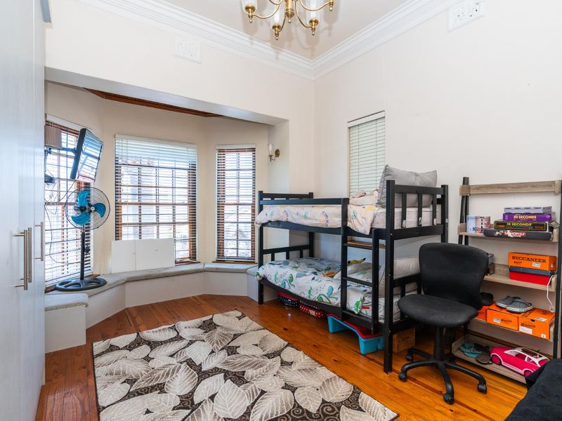 Exclusive Living: 4 Bedroom House + Double-Storey Cottage + 2nd cottage |Breath taking sea views - Photo 6