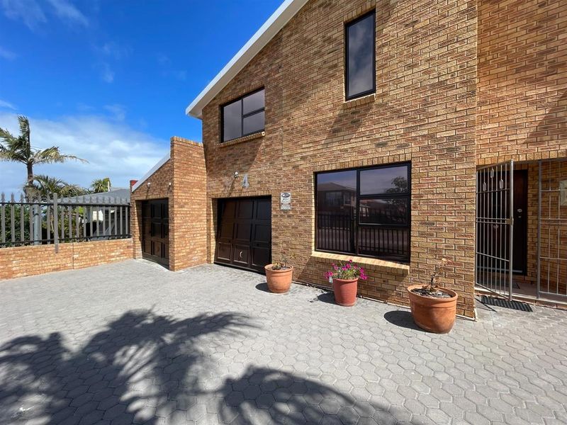 Entertainer's Dream 4 Bedroom House For Sale in Tergniet, Groot Brakrivier - Photo 3