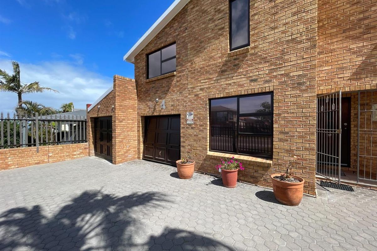 Entertainer's Dream 4 Bedroom House For Sale in Tergniet, Groot Brakrivier - Photo 3