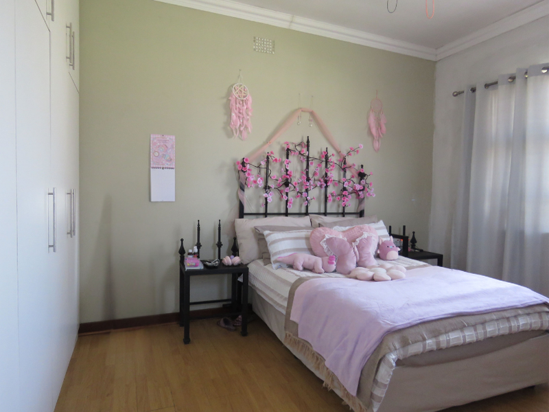 Spacious Florentia Family Living with Private Granny Flat - Photo 9