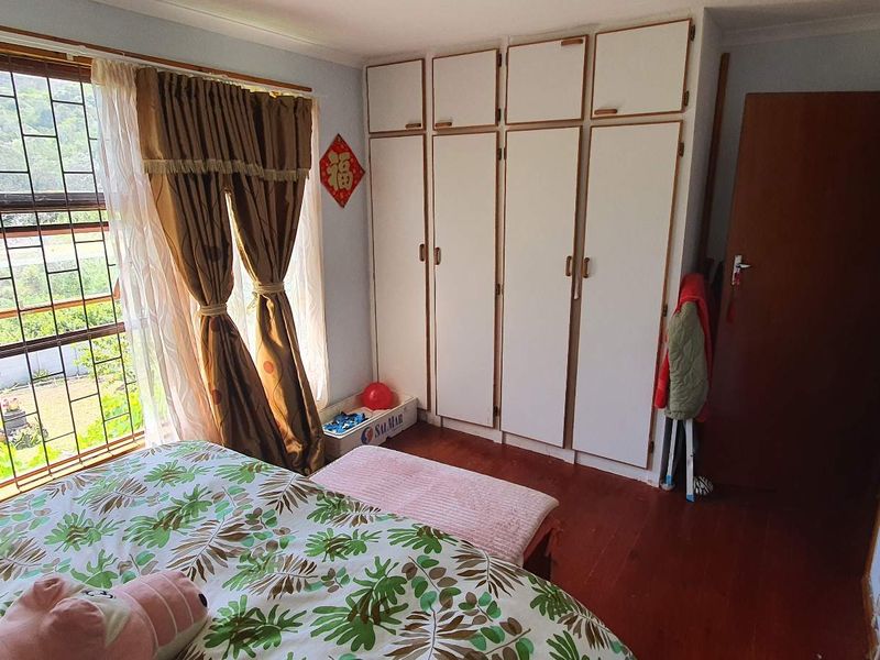 Charming 2-Bedroom Residence with Separate Flatlet and Stunning Valley Views - Photo 9