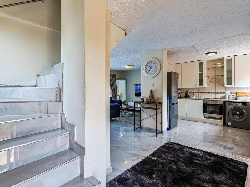 Stylish three-bedroom townhouse is the perfect opportunity for first-time buyers looking for comfort, convenience, and modern living. - Photo 4