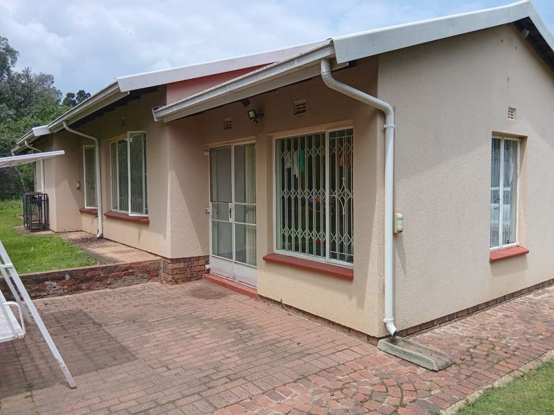 Three bedroom house for sale in Brackendowns - Photo 7