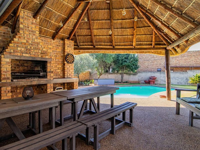 EXCLUSIVE MANDATE - An Entertainer’s Paradise & Versatile Family Haven in Glen Marais - Photo 3