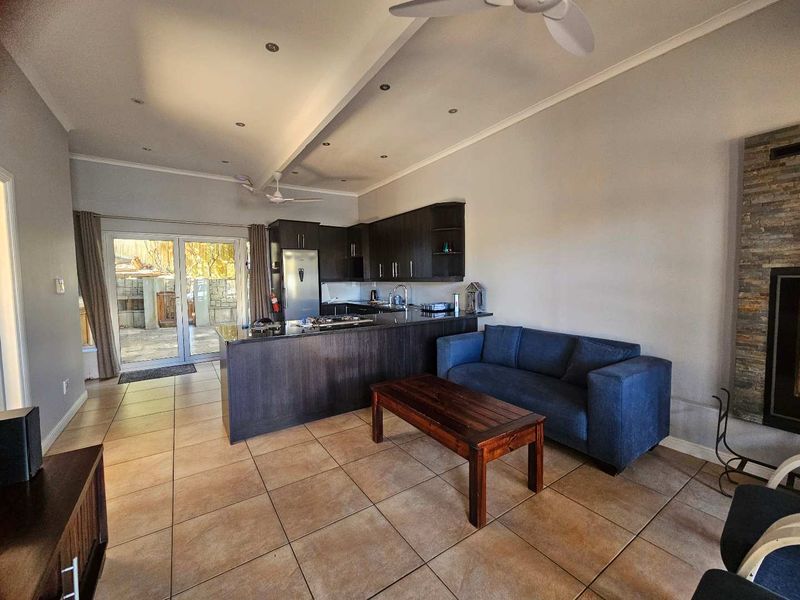 7 Bedroom 5 Bathroom House near the sea in Pringle Bay - Photo 3