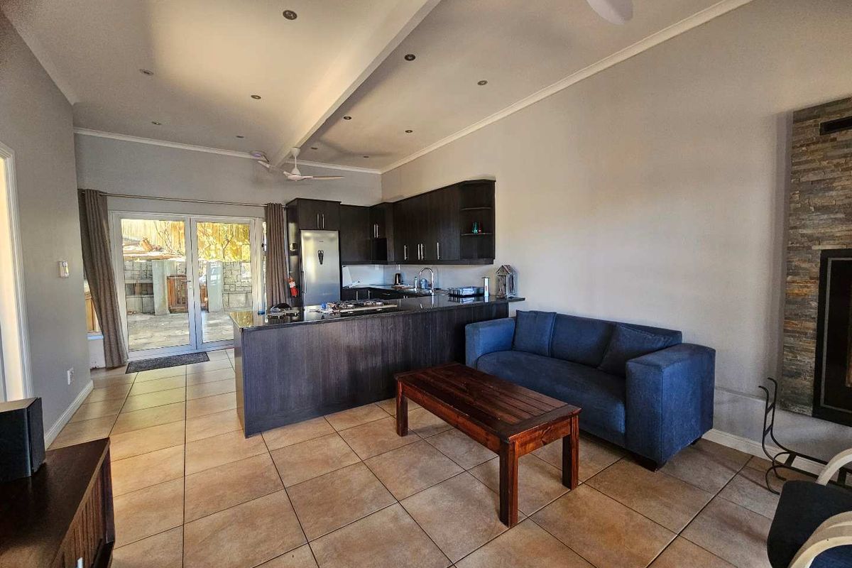 7 Bedroom 5 Bathroom House near the sea in Pringle Bay - Photo 3