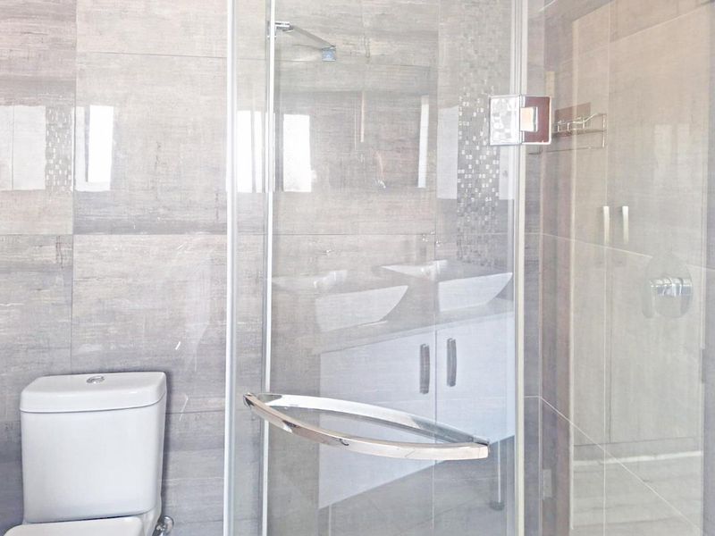 WELL PLANNED MODERN HOME. - Photo 8