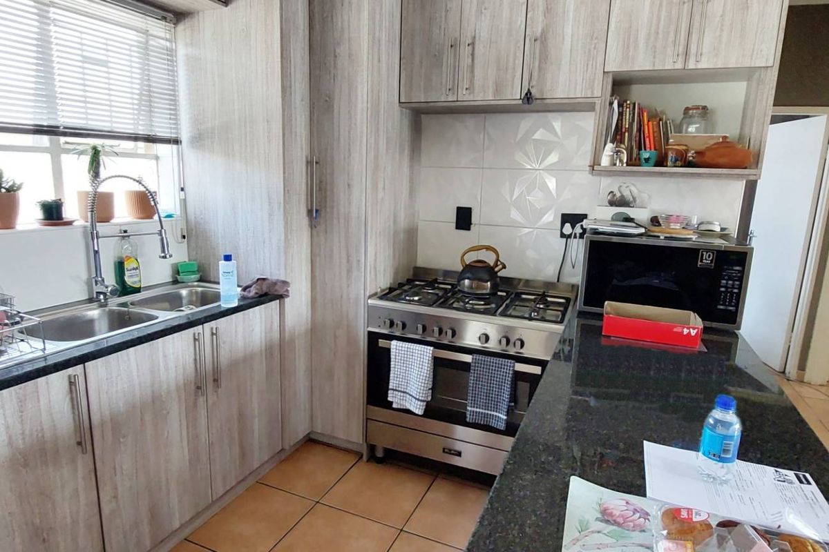 Lock-Up-and-Go Simplex with Modern Amenities - Photo 3