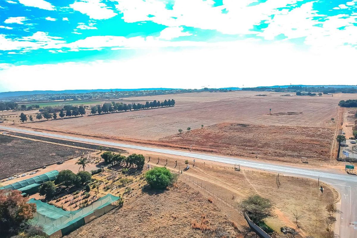Very Large vacant stand on Garsfontein Road, close to The Hills Estate - Photo 5
