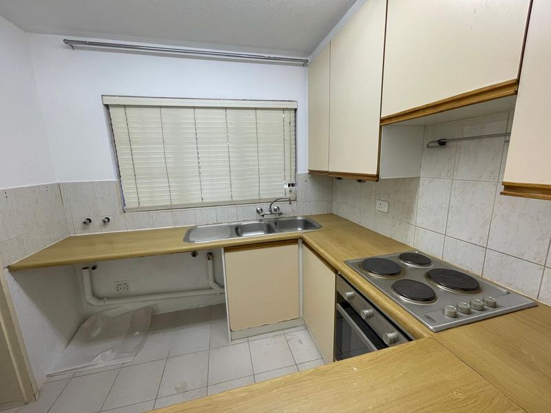 Ground Floor Gem with a Private Garden – Freshly Renovated & Move-In Ready! - Photo 3