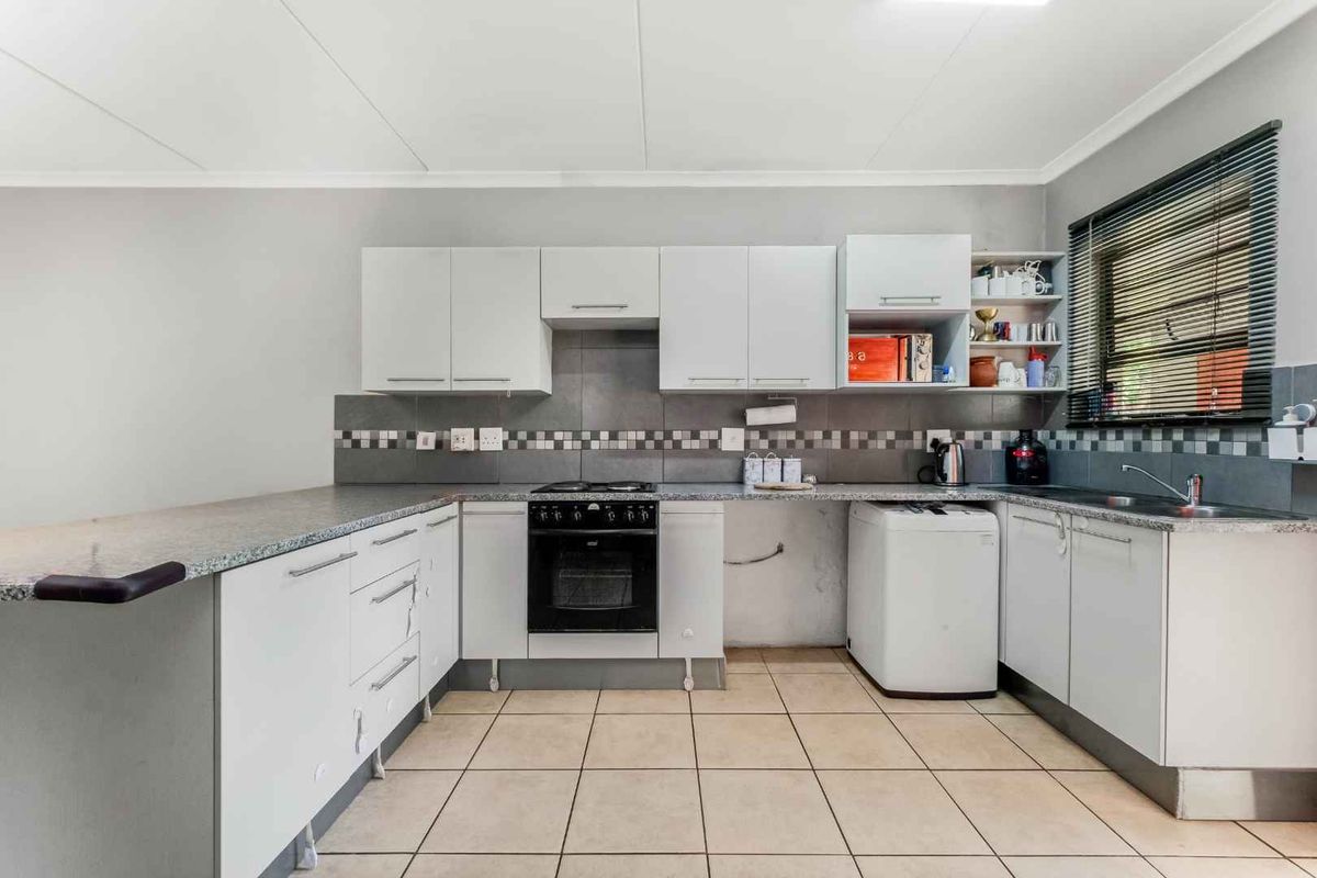 2 BEDROOM, 2 BATHROOM GROUND FLOOR APARTMENT FOR SALE IN PAULSHOF - Photo 5