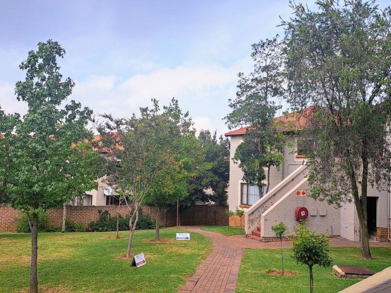 Below market value - Beautiful 105sqm first floor townhouse in the popular San Giorgio complex, Winchester Hills - Photo 5