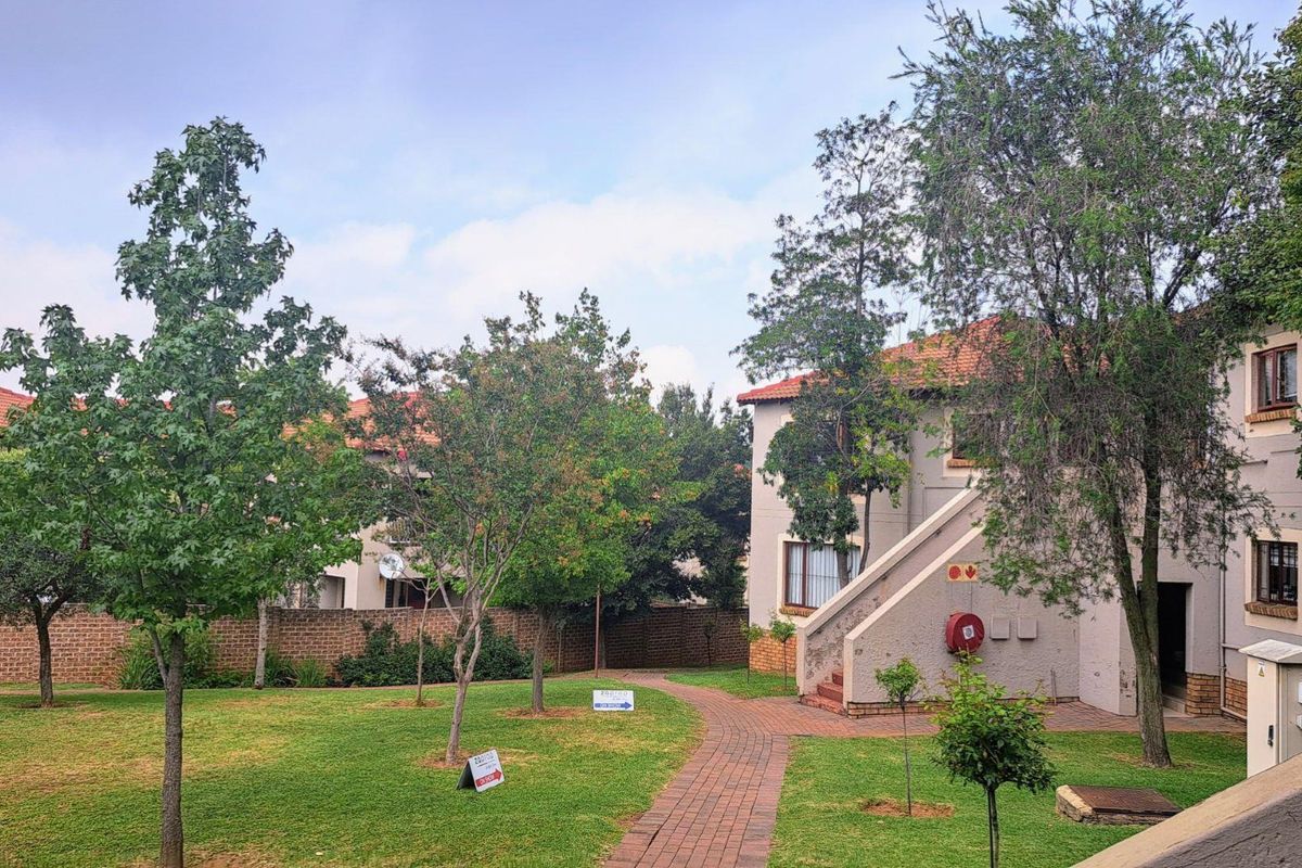 Below market value - Beautiful 105sqm first floor townhouse in the popular San Giorgio complex, Winchester Hills - Photo 5