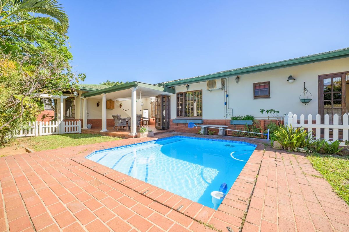 A rare find in Umhlanga Manors - a free standing home! - Photo 3