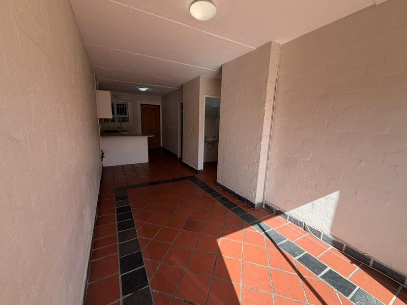 Unique 4 Bed 2 Bath Apartment open plan living area with kitchenette with 2 Secure Parkings allocated - Photo 4