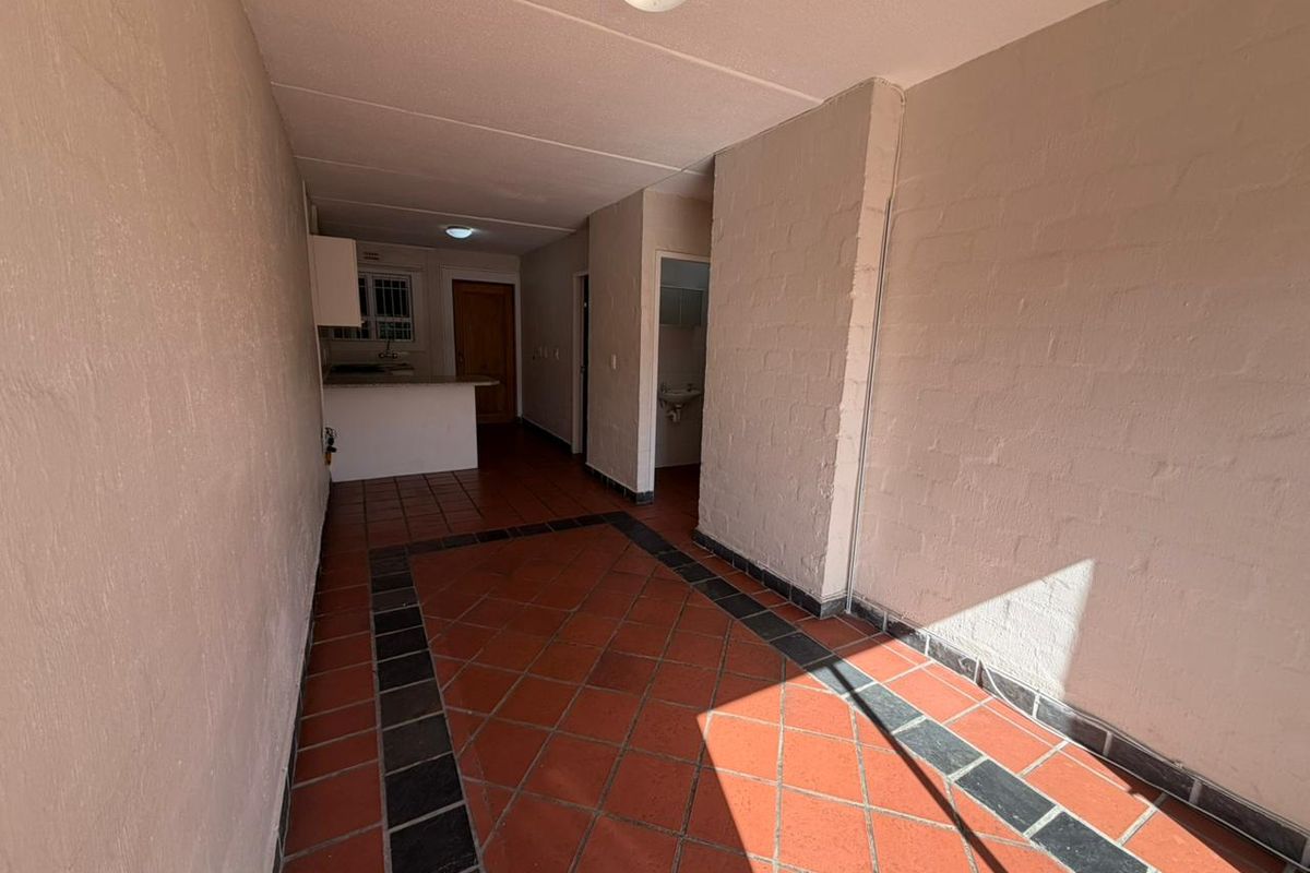 Unique 4 Bed 2 Bath Apartment open plan living area with kitchenette with 2 Secure Parkings allocated - Photo 4