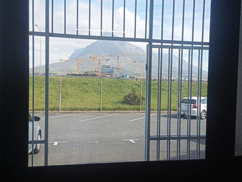 104.96m2 TO LET Freeway Business Park, Maitland / Secure Warehouse to rent with excellent access - Photo 9