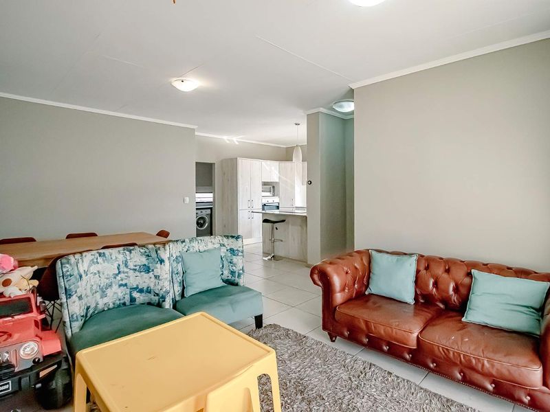 Family home in the Maddison - Photo 5