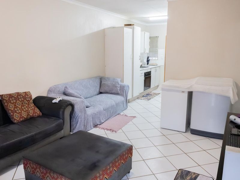 FOR SALE: 2-Bedroom Simplex in Moreleta Park - Photo 3