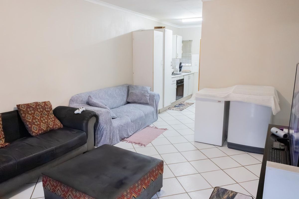 FOR SALE: 2-Bedroom Simplex in Moreleta Park - Photo 3