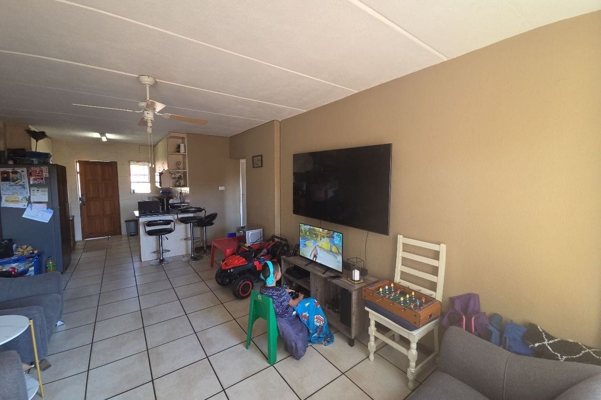 immaculate unit - Available 1 March - Photo 5