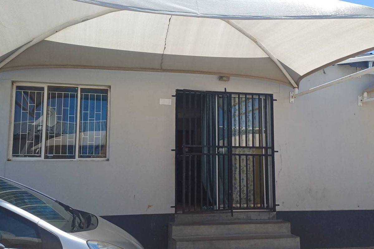 A great opportunity to own a neat and comfortable ground-floor apartment in the popular Veddersdal area. - Photo 2