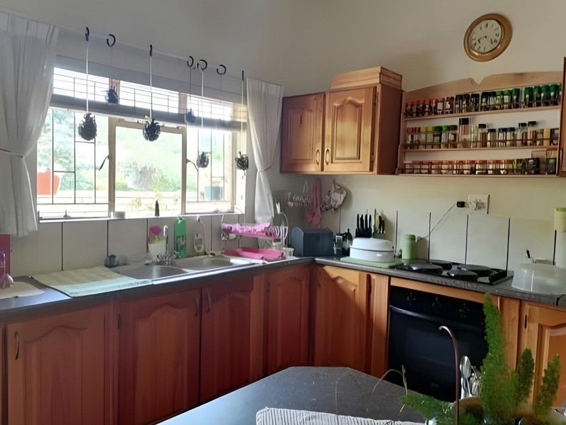 3 Bedroom Home to Rent – Centrally Located with Thatch Roof Charm - Photo 5