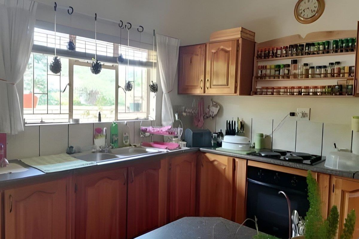 3 Bedroom Home to Rent – Centrally Located with Thatch Roof Charm - Photo 5