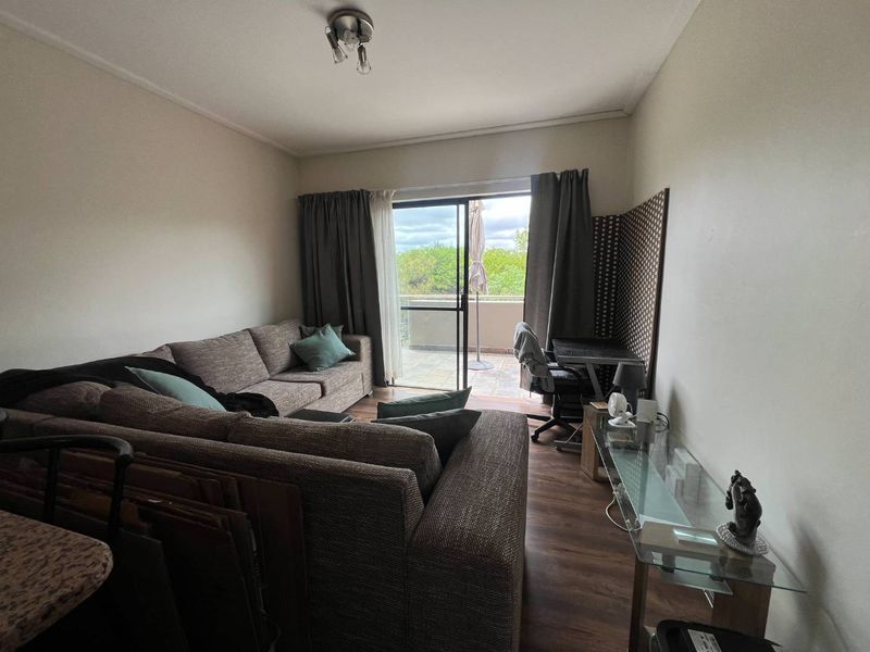 Spacious One bedroom Apartment with scenic views - Photo 3