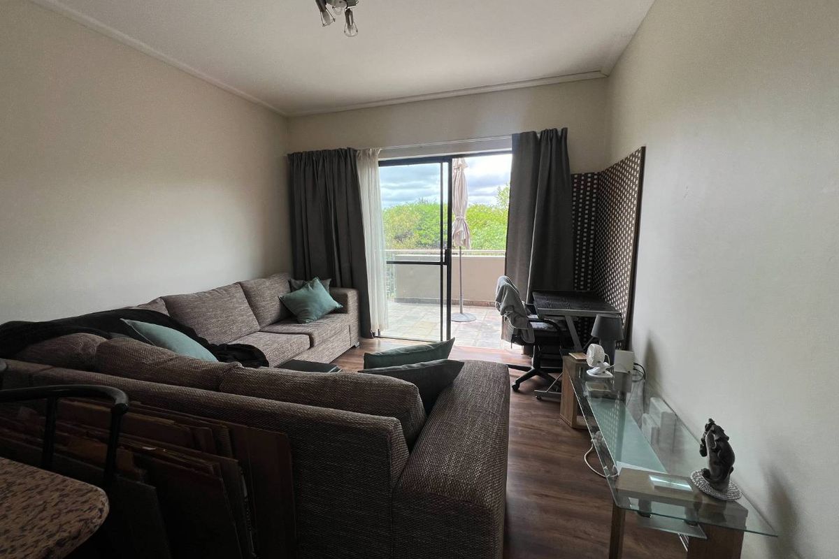 Spacious One bedroom Apartment with scenic views - Photo 3