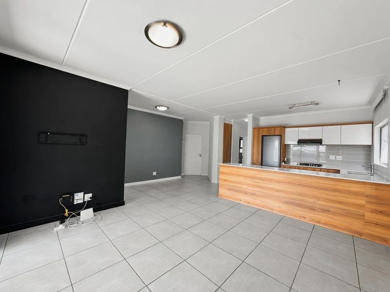 STUNNING LARGER 2 BEDROOM APARTMENT WITH UNINTERRUPTED VIEWS FOR SALE!!! - Photo 4