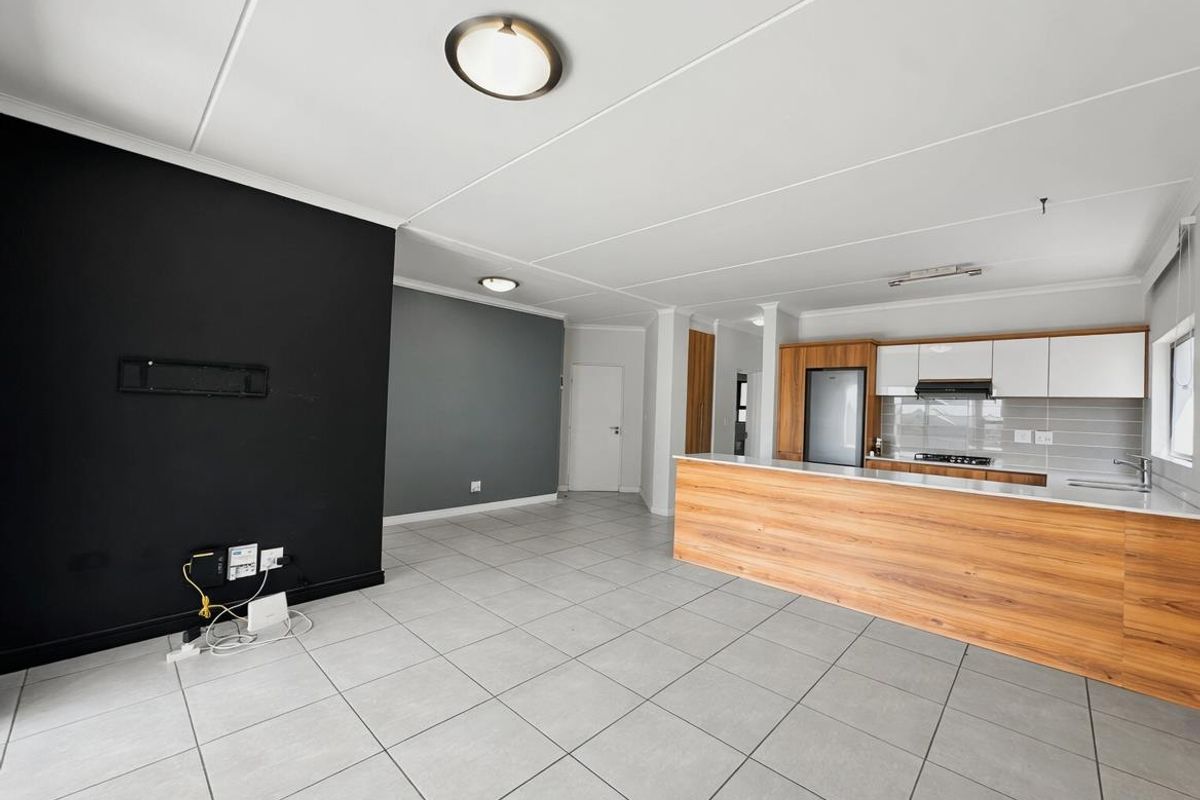 STUNNING LARGER 2 BEDROOM APARTMENT WITH UNINTERRUPTED VIEWS FOR SALE!!! - Photo 4