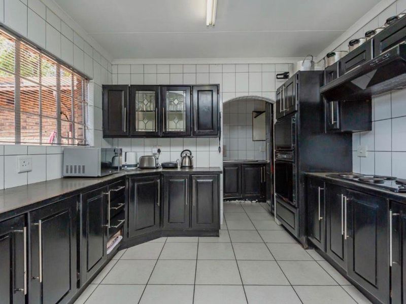 Exceptional 4-Bedroom Family Home with 2 Cottages, Income Potential & Entertainment Paradise for Sale in Germiston - Photo 4