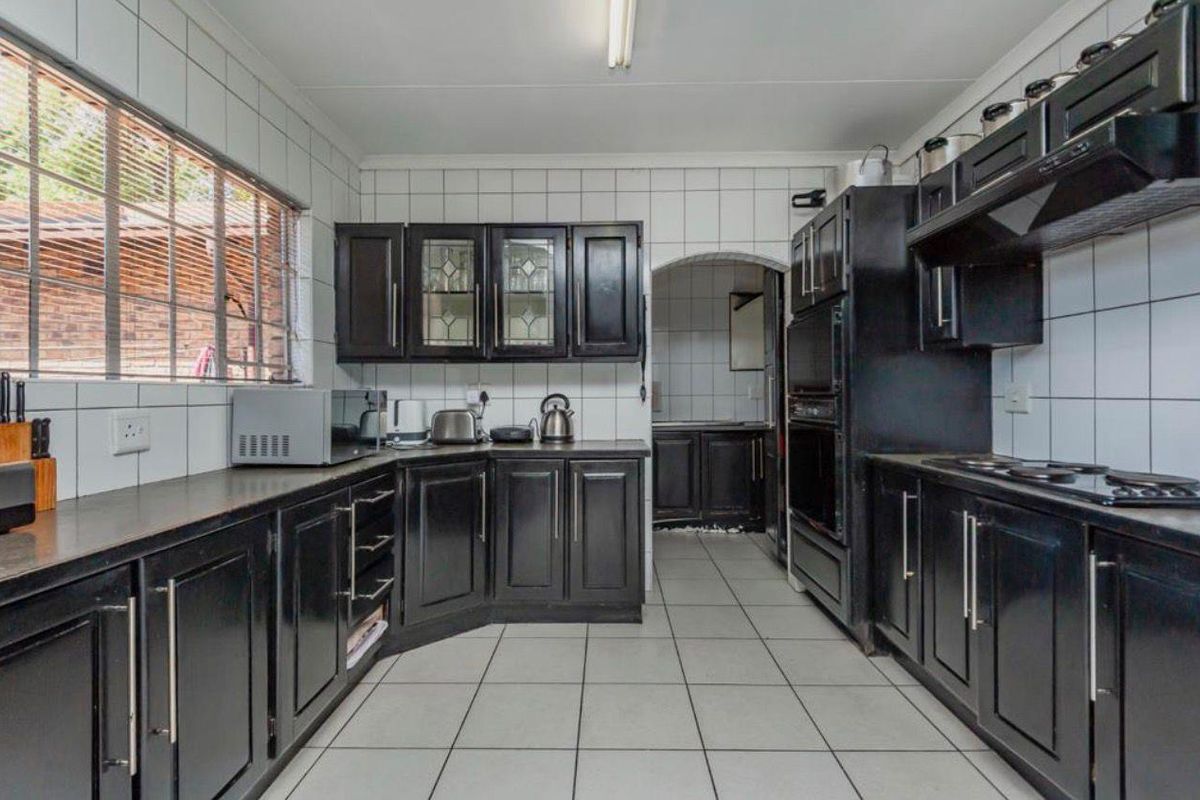 Exceptional 4-Bedroom Family Home with 2 Cottages, Income Potential & Entertainment Paradise for Sale in Germiston - Photo 4