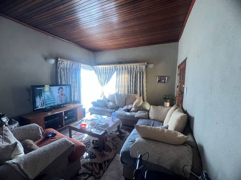 Very neat house in a busy street - Photo 10