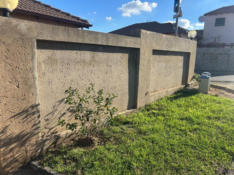 Clayville Ext 45 - R 900 000 , 2 bed , 1 Bath - Photo 2