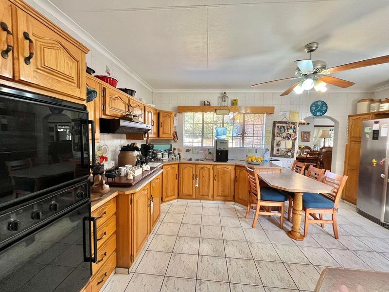 Discover Luxury in a Secure enclose area in Sunward Park 4-Bedroom Family Retreat.!" - Photo 8