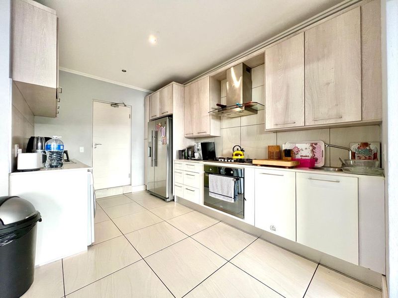 DOUBLE STOREY GARDEN APARTMENT FOR SALE IN BRYANSTON - Photo 8